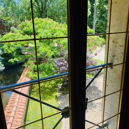 Moulin Du Fontcourt Bed and breakfast